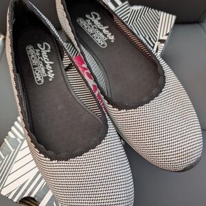 Skechers Cleo Women's Black and White Flats,Memory Foam,Size 7.5, EUC